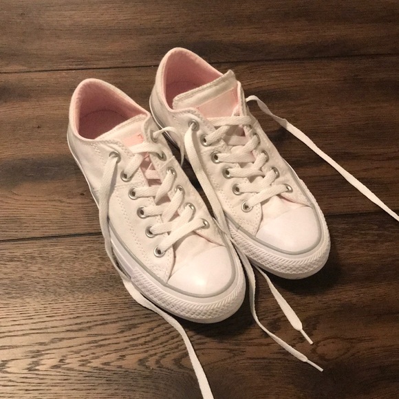Shoes - Size 7 women’s converse tennis shoes. Like new